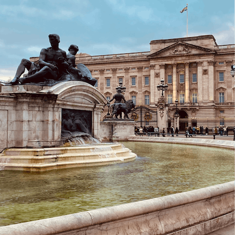 Jump on the tube and reach the magnificent Buckingham Palace within thirty minutes