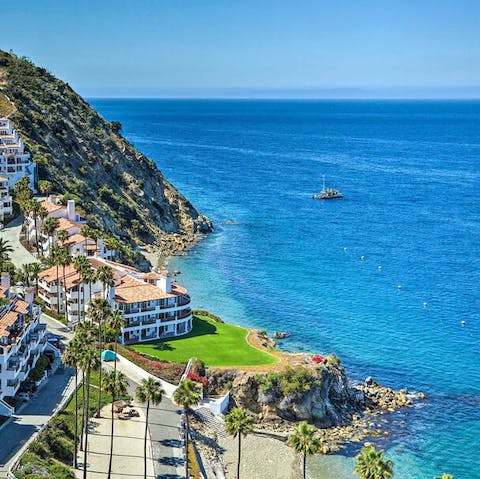 Stay in a quiet cove on Catalina Island, ten minutes from the compact city of Avalon