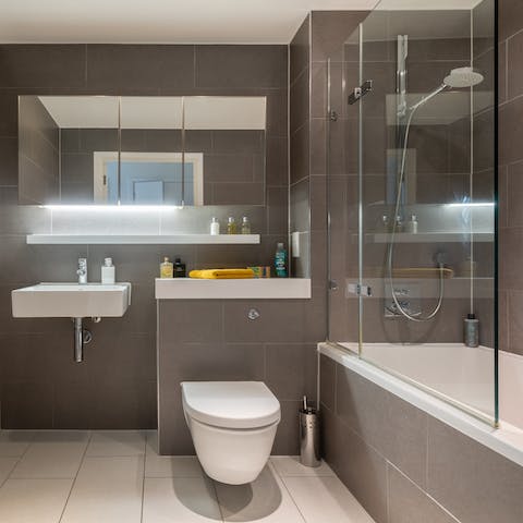 Start mornings with a luxurious soak under the rainfall shower and finish the night with a soak in the tub