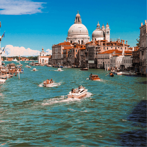 Stay just a three-minute walk away from the historic Jewish Ghetto with its bustling shops and food stalls