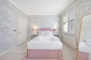Chelsea in Rose image 5