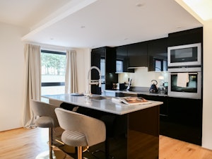 Grey & White Terrace image 4