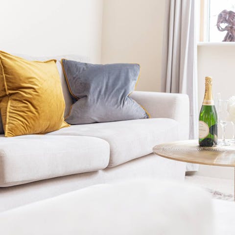 Kick back and relax in the living room with a glass of bubbly after a day of Cheltenham sightseeing