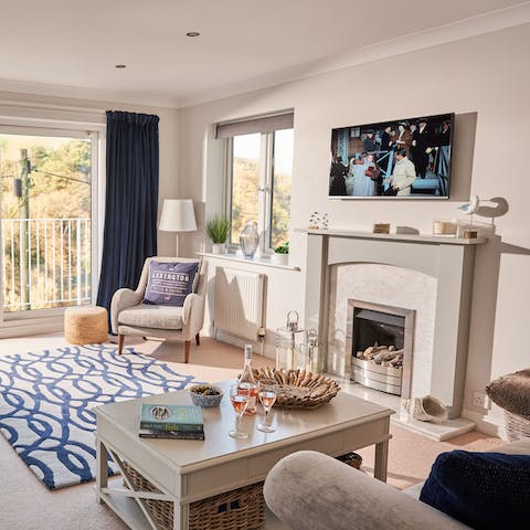 Make yourself comfortable in the bright living room with a glass of wine