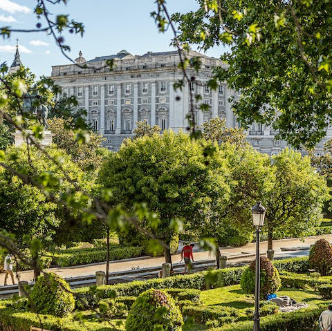 Take in your incredible views across the Plaza de Oriente, the Teatro Real and the Royal Palace 