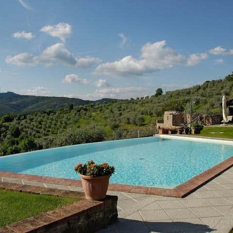 Beat the Tuscan heat with a dip in the shared swimming pool