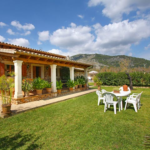 Admire the Mallorcan mountain landscape from your front garden over a bottle of wine