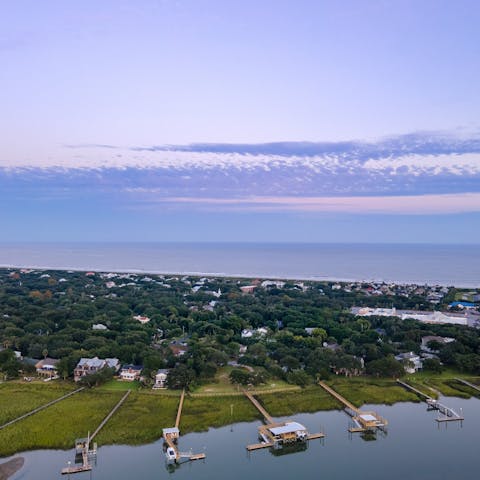 Discover the Charleston coastline from your base in Isle of Palms