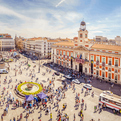 Explore the neoclassical streets of Madrid from your base in central Justicia