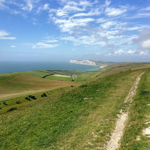 Explore the picturesque Isle of Wight – the coast is fifteen minutes away by car