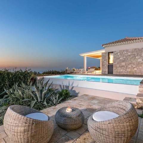 Sip cocktails and champagne in the outdoor lounge as you watch the stars come out