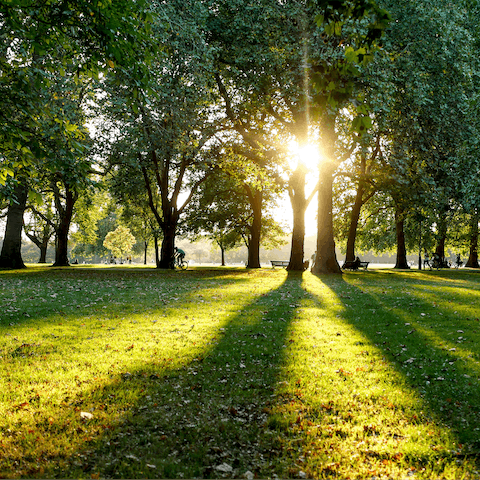 Take your morning walks through Hyde Park, a three-minute stroll away