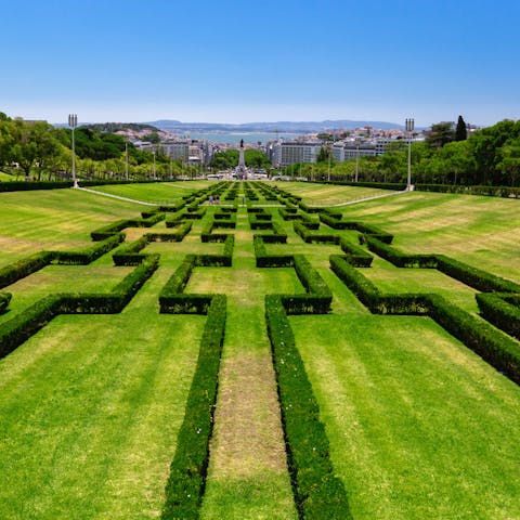 Visit picturesque Parque Eduardo VII – within walking distance