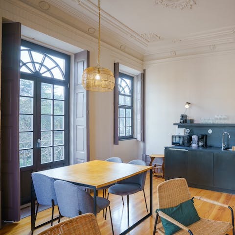 Start mornings with fresh coffee and pastéis de nata in the bright kitchen-dining area