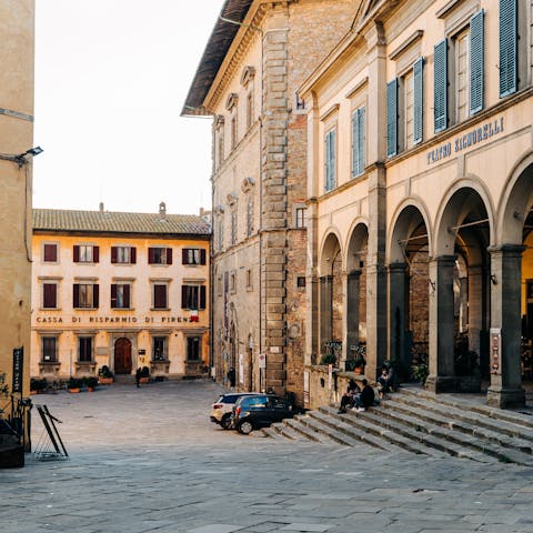 Roam Cortona's Etruscan streets and fall in love with the ancient atmosphere – it's a fifteen-minute walk away