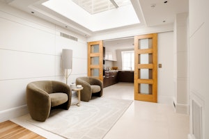 Champagne in Mayfair image 14