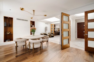 Champagne in Mayfair image 11