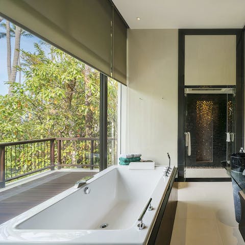 Admire the island views from the luxurious bathtub 