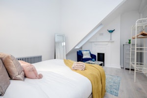 Upstager image 7
