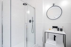 Upstager image 4