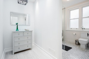 Upstager image 3