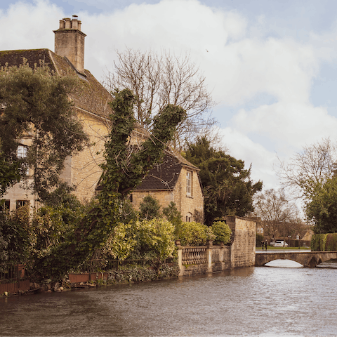 Drive to the beautiful village of Bourton-on-the-Water in under twenty minutes