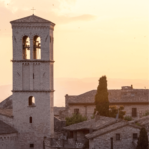 Take a day trip to the medieval hilltop town of Assisi 