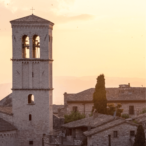 Take a day trip to the medieval hilltop town of Assisi 