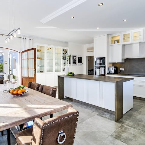 Rustle up brunch and mimosas in the newly-fitted, made-for-action kitchen