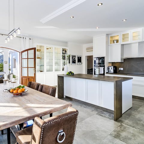 Rustle up brunch and mimosas in the newly-fitted, made-for-action kitchen