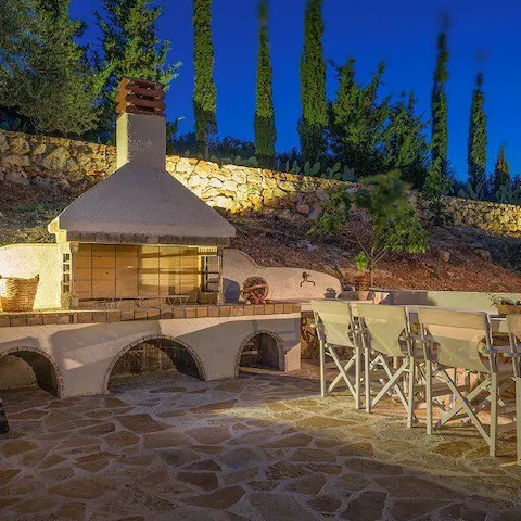 Eat and drink alfresco style on the large outdoor patio