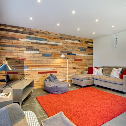 Get the beachy feel from the striking wooden feature wall