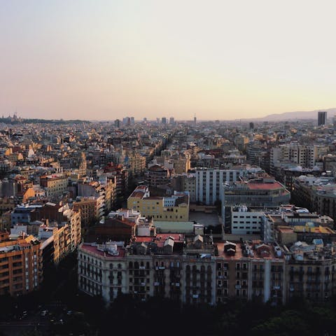 Spend the evening exploring Eixample's buzzing nightlife scence with late night cafes, tapas bars, and plenty of clubs – just a twenty-minute walk away 