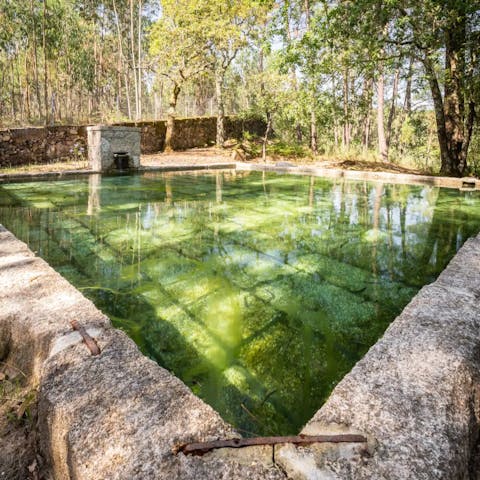 Discover the natural spring and the old stone water tank