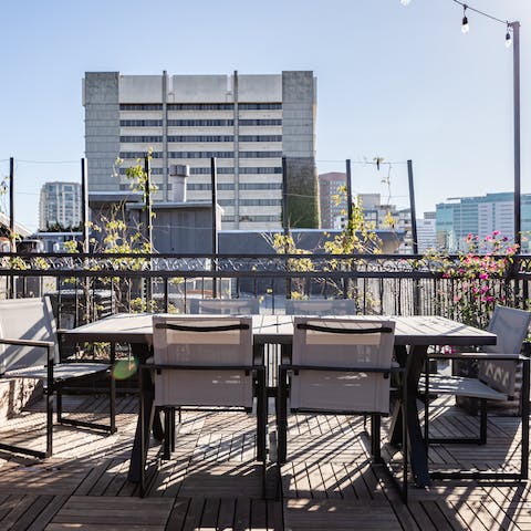 Enjoy an alfresco lunch up on the roof terrace, perhaps utilising the communal barbecue