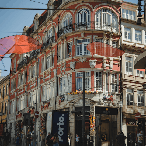 Stay on Rua de Santa Catarina, in the midst of shops and markets