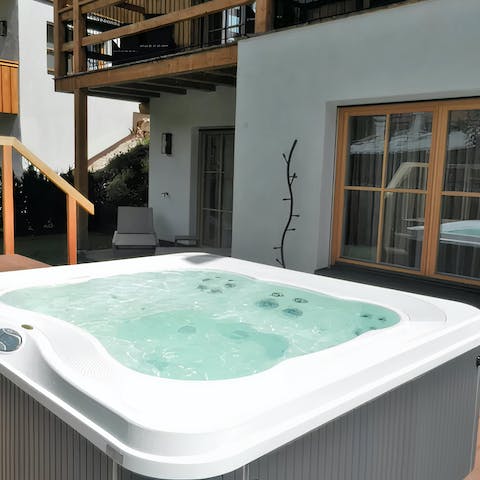 Keep the après-ski vibes flowing in the heated outdoor Jacuzzi