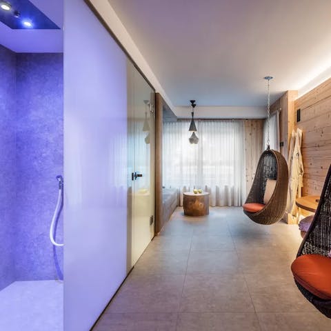 Feel anew in the chromotherapy showers and sauna