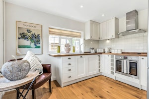 Cosy Cotswolds Cottage image 9