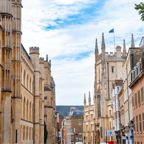 Stay just a thirty-minute drive away from the city of Cambridge