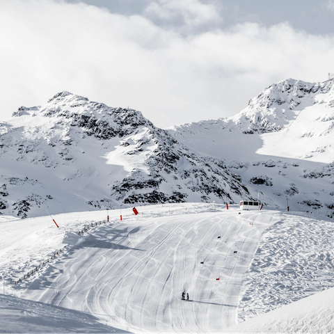 Enjoy the world-renowned skiing slopes in the shadow of Mont Blanc, with your nearest ski lift a five-minute walk 