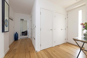 London Leaves image 4