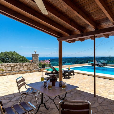 Enjoy a few drinks in the shade under the pergola 