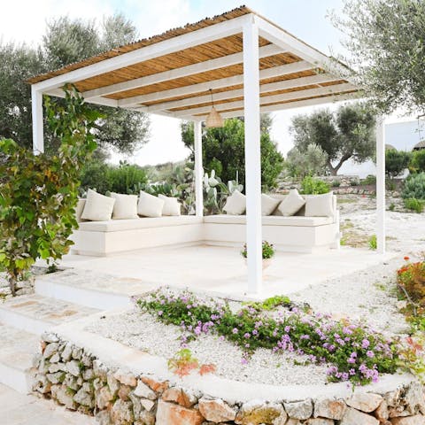 Relax with your group in the outdoor living space 