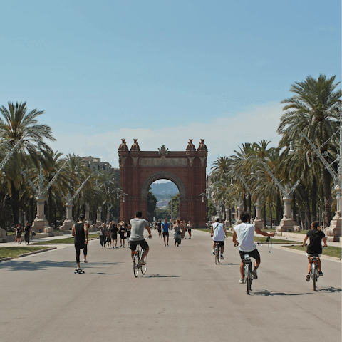Bike to Arc de Triomf, only six minutes away