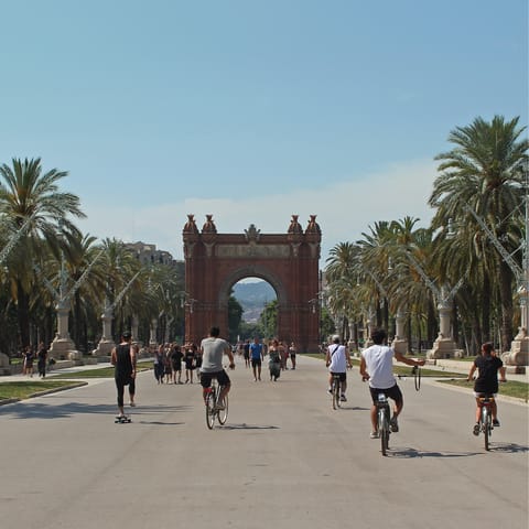 Bike to Arc de Triomf, only six minutes away