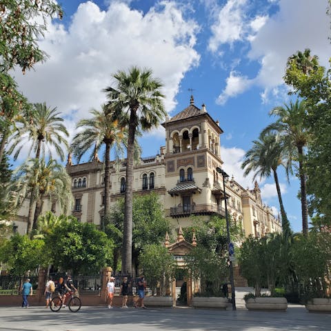 Make your way into the heart of the city and check out the restaurants and tablaos
