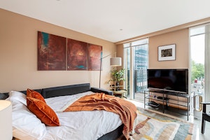 London Peach image 14