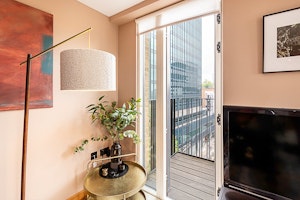 London Peach image 13