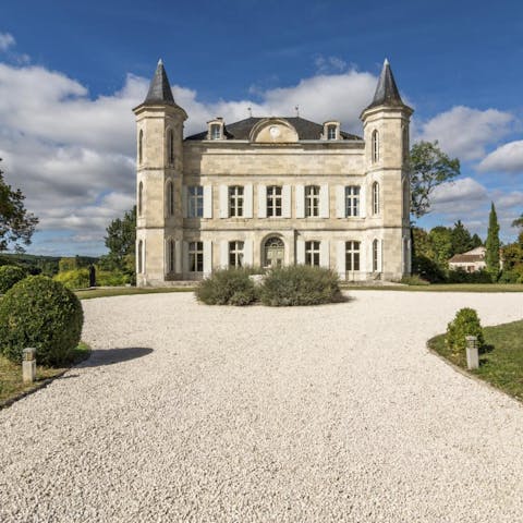 Stay at your own, elegant chateau in beautiful Lot-et-Garonne